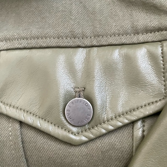 Alice + Olivia Jeans Olive Renee
Vegan Leather & Denim Jacket Size Medium - Picture 6 of 9